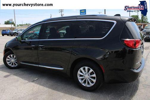 Brilliant Black Crystal Pearlcoat 2019 Chrysler Pacifica Touring L
