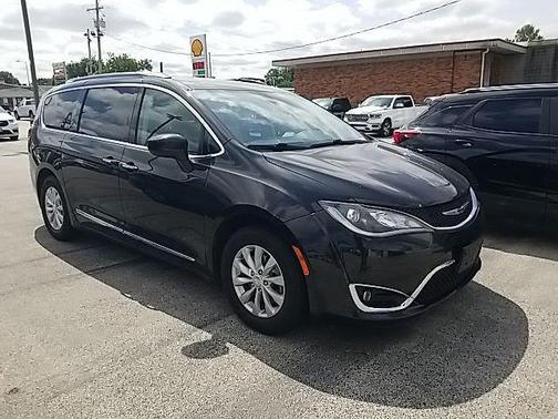 Brilliant Black Crystal Pearlcoat 2019 Chrysler Pacifica Touring L