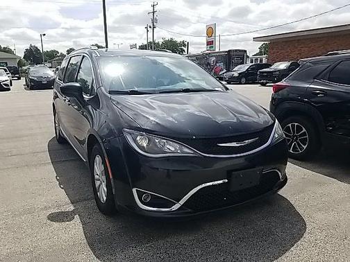 Brilliant Black Crystal Pearlcoat 2019 Chrysler Pacifica Touring L