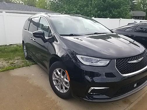 Brilliant Black Crystal Pearlcoat 2022 Chrysler Pacifica Touring L