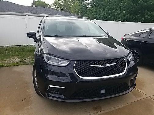 Brilliant Black Crystal Pearlcoat 2022 Chrysler Pacifica Touring L