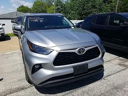 Celestial Silver Metallic 2022 Toyota Highlander XLE