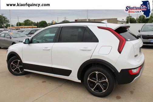 White Pearl 2026 Kia Niro LX