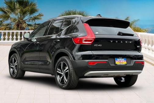 2025 Volvo XC40 B5 Core Bright Theme