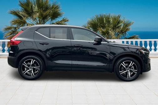 2025 Volvo XC40 B5 Core Bright Theme