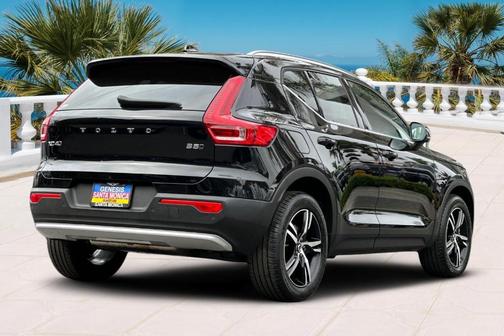 2025 Volvo XC40 B5 Core Bright Theme