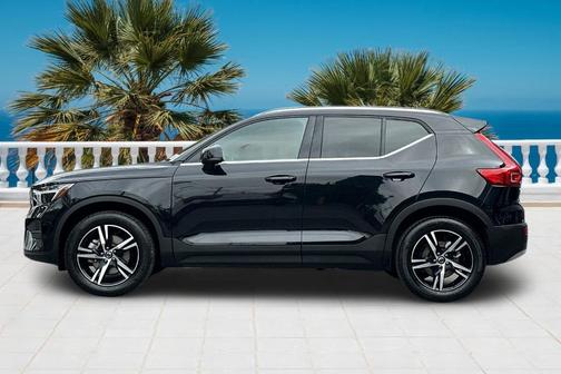 2025 Volvo XC40 B5 Core Bright Theme