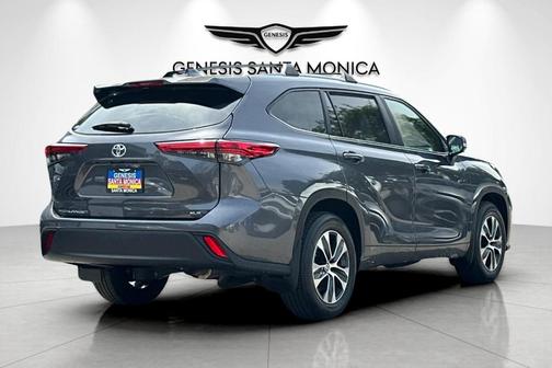 Magnetic Gray Metallic 2023 Toyota Highlander XLE