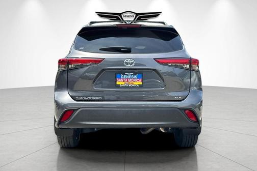 Magnetic Gray Metallic 2023 Toyota Highlander XLE