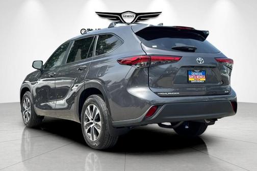 Magnetic Gray Metallic 2023 Toyota Highlander XLE