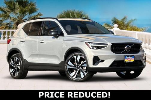 2023 Volvo XC40 B5 Plus Dark Theme