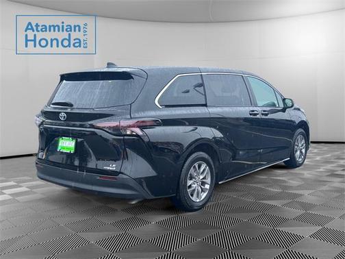 2024 Toyota Sienna LE