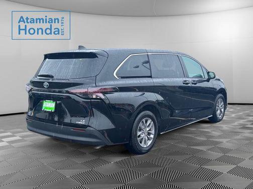 2024 Toyota Sienna LE