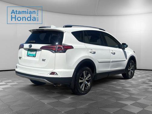 Super White 2018 Toyota RAV4 XLE