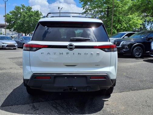 2025 Nissan Pathfinder SV