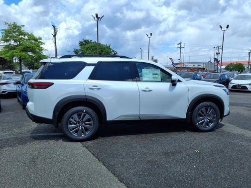 2025 Nissan Pathfinder SV