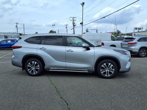 2023 Toyota Highlander Hybrid XLE