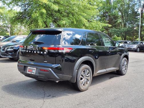 2025 Nissan Pathfinder S