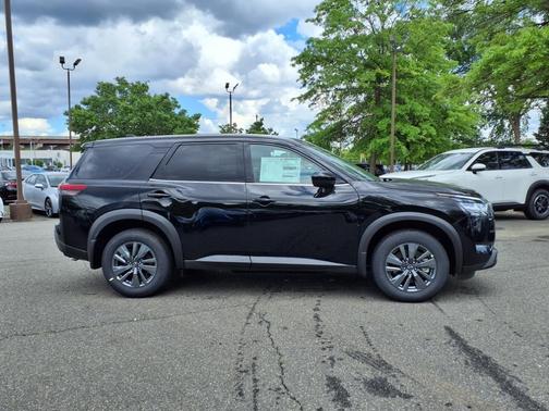 2025 Nissan Pathfinder S