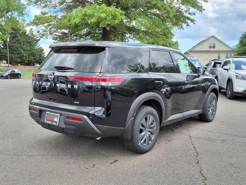2025 Nissan Pathfinder S