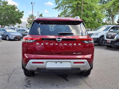 2025 Nissan Pathfinder SL