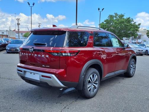 2025 Nissan Pathfinder SL