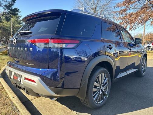 2025 Nissan Pathfinder SL