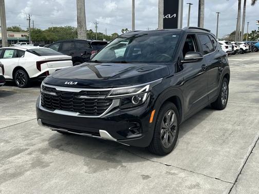 Fusion Black 2024 Kia Seltos S