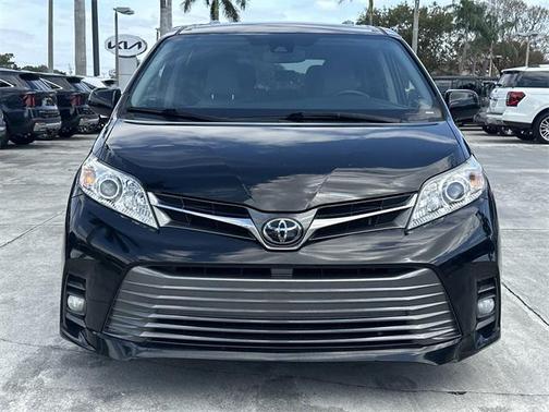 2020 Toyota Sienna XLE