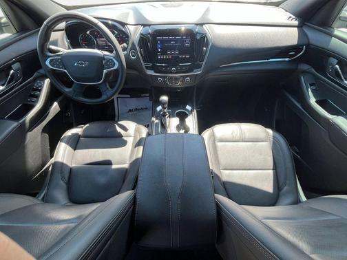Summit White 2022 Chevrolet Traverse RS