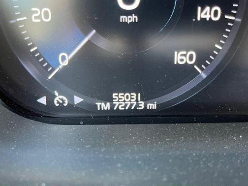 Blue 2021 Volvo XC60 T5 Momentum