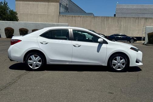 Super White 2018 Toyota Corolla LE