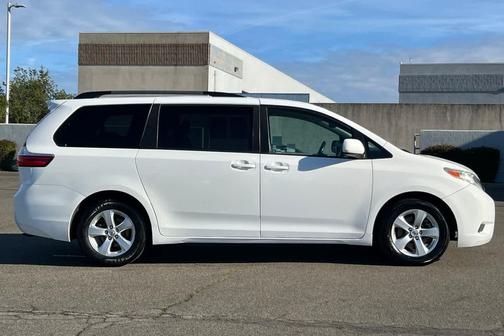 2016 Toyota Sienna LE