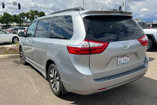 Silver Sky Metallic 2018 Toyota Sienna XLE