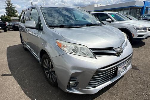 Silver Sky Metallic 2018 Toyota Sienna XLE