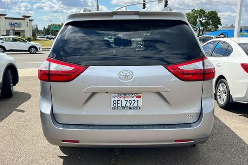 Silver Sky Metallic 2018 Toyota Sienna XLE