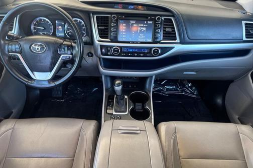 Midnight Black Metallic 2017 Toyota Highlander XLE