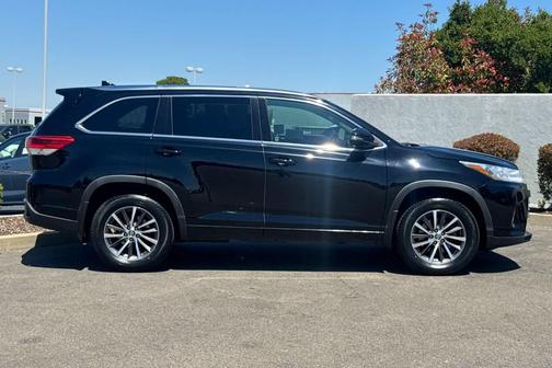 Midnight Black Metallic 2017 Toyota Highlander XLE