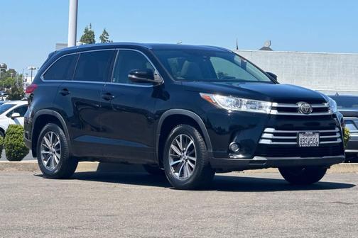 Midnight Black Metallic 2017 Toyota Highlander XLE