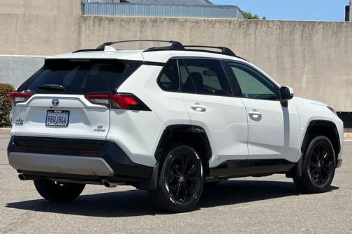 Blizzard Pearl 2022 Toyota RAV4 Hybrid SE