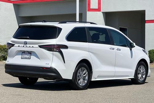 Wind Chill Pearl 2025 Toyota Sienna XLE