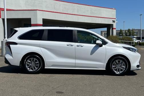 Wind Chill Pearl 2025 Toyota Sienna XLE