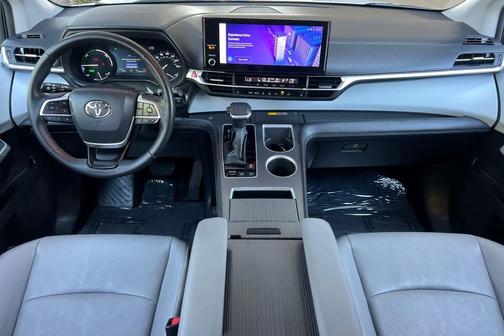 Wind Chill Pearl 2025 Toyota Sienna XLE