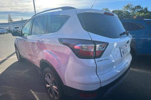 Oxford White 2017 Ford Escape SE