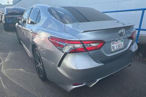 Celestial Silver Metallic 2018 Toyota Camry SE