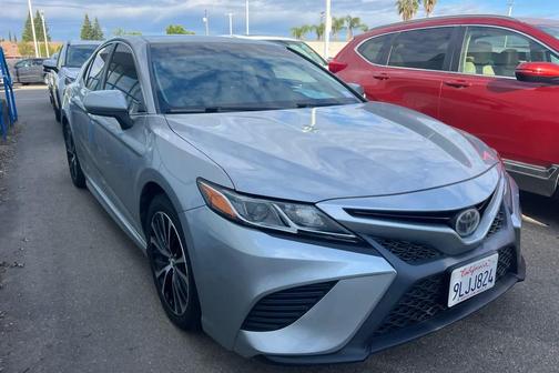 Celestial Silver Metallic 2018 Toyota Camry SE
