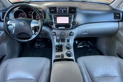 Magnetic Gray Metallic 2013 Toyota Highlander SE