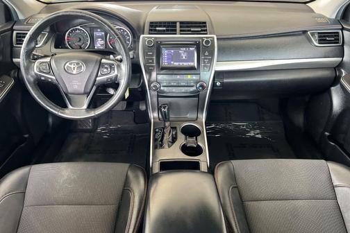 Super White 2017 Toyota Camry SE