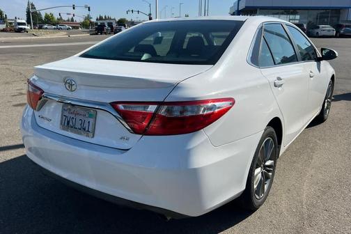 Super White 2017 Toyota Camry SE