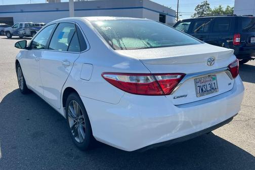 Super White 2017 Toyota Camry SE